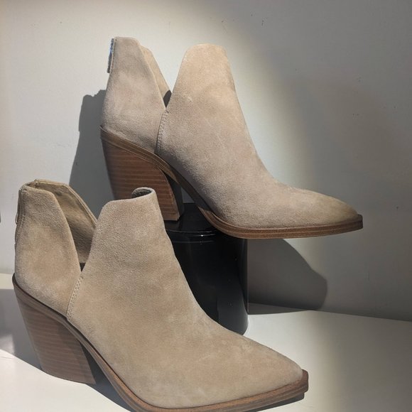 VINCE CAMUTO - Cream Faux Suede Ankle Boot - Size US 7.5 - Picture 7 of 7